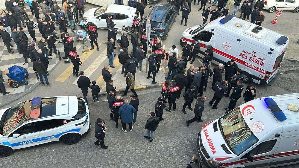 İnşaat işçileri şehrin merkezinde bıçakla birbirine girdi! 8 yaralı var 4